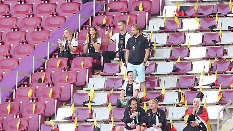 Leere Ränge, maue Stimmung: deutsche Fans in Katar.