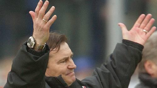 Hat genug von Panionios Athen: Ewald Lienen. Hat genug von Panionios Athen: Ewald Lienen.