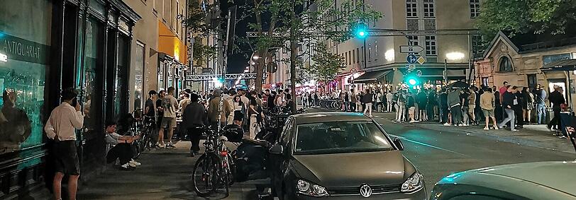 Die Schellingstraße zieht an Sommerabenden viele junge Menschen an, vor allem rund um den Giesinger Stehausschank an der Kreuzung Türkenstraße. Für die Feiernden eine tolle Meile, um sich zu treffen – Anwohner hören das bunte Treiben freilich bis in ihre Wohnungen.