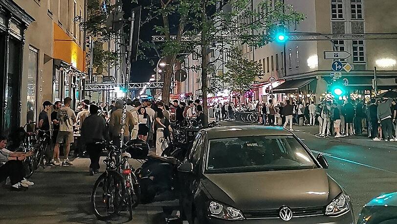 Die Schellingstraße zieht an Sommerabenden viele junge Menschen an, vor allem rund um den Giesinger Stehausschank an der Kreuzung Türkenstraße. Für die Feiernden eine tolle Meile, um sich zu treffen – Anwohner hören das bunte Treiben freilich bis in ihre Wohnungen.