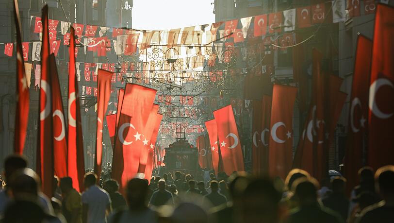 Streetfood zund gerade die gefüllten Muscheln gehören für viele zu einem Besuch in Istanbul dazu. (Symbolbild)