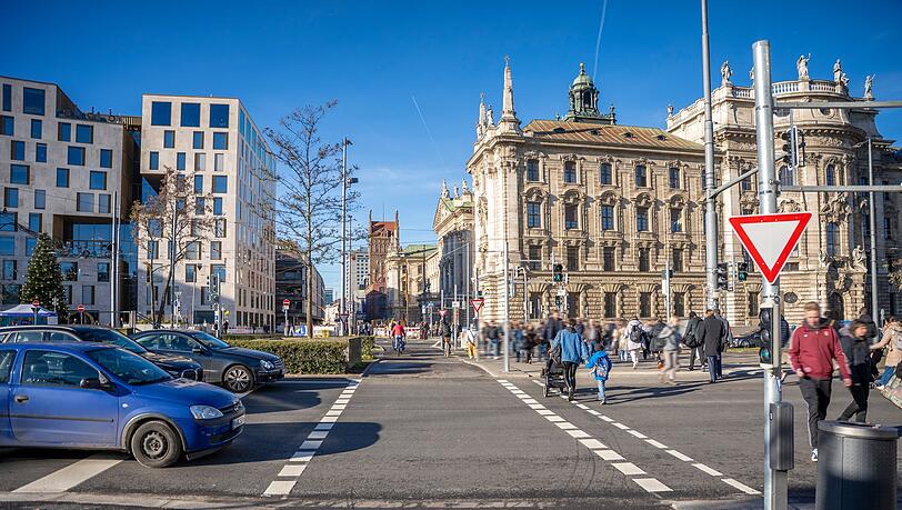 Neue Rad- und Fußgängerquerung am Karlsplatz/Stachus. Neue Rad- und Fußgängerquerung am Karlsplatz/Stachus.