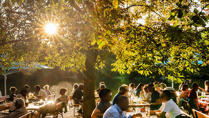 Zwischen ein paar Regenschauern d&uuml;rfen die M&uuml;nchner am Wochenende auch sonnige Stunden genie&szlig;en, wie hier im Biergarten. Bei Temperaturen zwischen angenehmen 20 und 24 Grad lohnt es sich mit der richtigen Kleidung auch, etwas weiter aus der Stadt hinauszufahren, zu spazieren oder gar zu wandern.