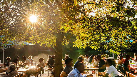 Zwischen ein paar Regenschauern d&uuml;rfen die M&uuml;nchner am Wochenende auch sonnige Stunden genie&szlig;en, wie hier im Biergarten. Bei Temperaturen zwischen angenehmen 20 und 24 Grad lohnt es sich mit der richtigen Kleidung auch, etwas weiter aus der Stadt hinauszufahren, zu spazieren oder gar zu wandern.