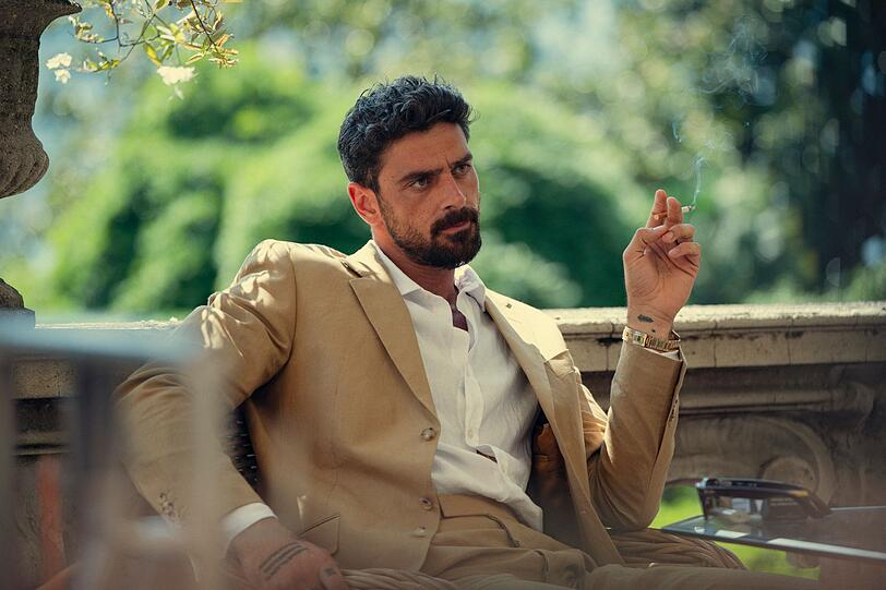 Kann man ihm trauen? Francesco "Cico" Maldini (Michele Morrone) arbeitet für den Paten Moretti und fungiert als Verbindungsmann zwischen diesem und Eddie und Susie. Kann man ihm trauen? Francesco "Cico" Maldini (Michele Morrone) arbeitet für den Paten Moretti und fungiert als Verbindungsmann zwischen diesem und Eddie und Susie.