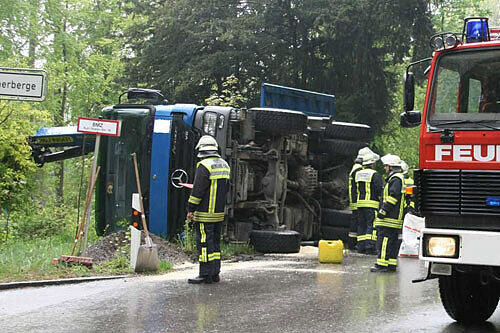 Aus einem umgestürzten LKW liefen im Landkreis Augsburg über 600 Liter Kraftstoff aus.