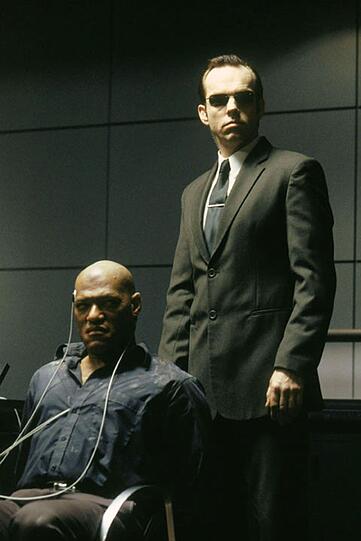 Morpheus (Laurence Fishburne, links) ist in die Fänge von Agent Smith (Hugo Weaving) geraten, der hofft, nun endlich den Widerstand der letzten freien Menschen brechen zu können. Morpheus (Laurence Fishburne, links) ist in die Fänge von Agent Smith (Hugo Weaving) geraten, der hofft, nun endlich den Widerstand der letzten freien Menschen brechen zu können.