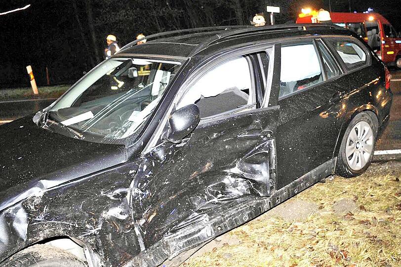 Beim Zusammenstoß zweier Pkw im Kreuzungsbereich wurden vier Personen teils schwer verletzt.