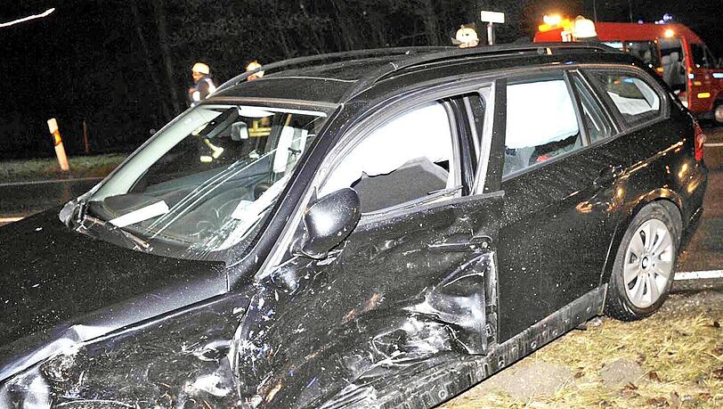 Beim Zusammenstoß zweier Pkw im Kreuzungsbereich wurden vier Personen teils schwer verletzt. Beim Zusammenstoß zweier Pkw im Kreuzungsbereich wurden vier Personen teils schwer verletzt.