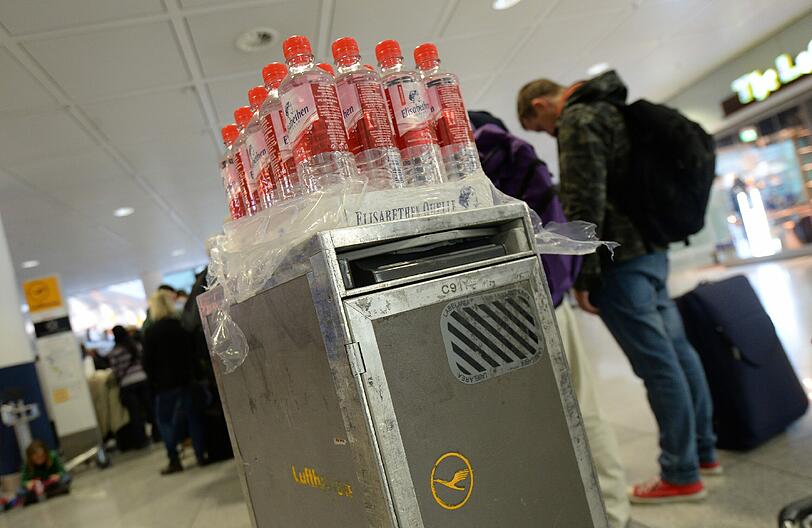 Lange Warteschlangen an den Schaltern, endloses Warten in den Terminals und fast jeder zweite Flug der Lufthansa fällt streikbedingt aus. Die Bilder vom Flughafen.