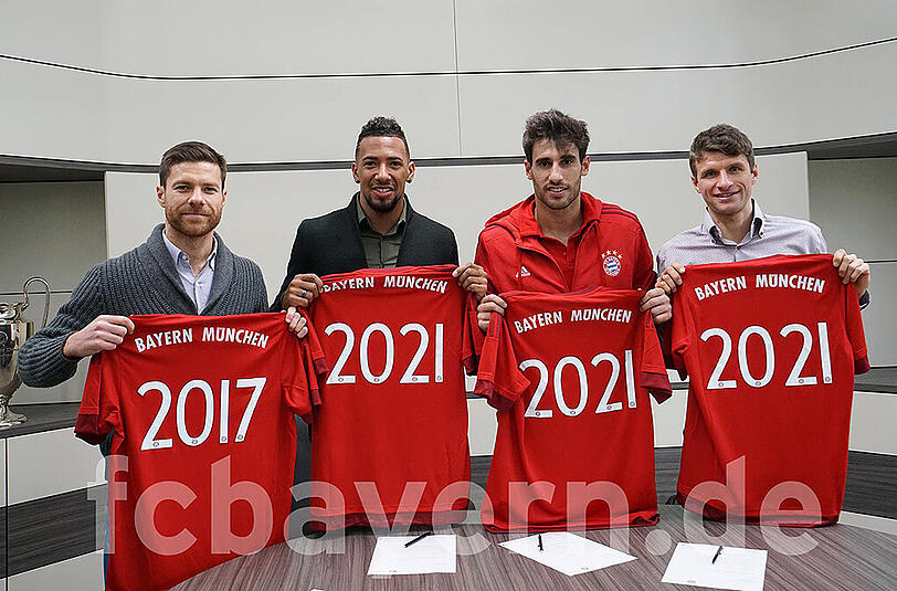 Über fünf Jahre her: Kurz vor Weihnachten verlängerten neben Jérôme Boateng (2. v. l.) auch Xabi Alonso, Javi Martínez und Thomas Müller (v.l.).