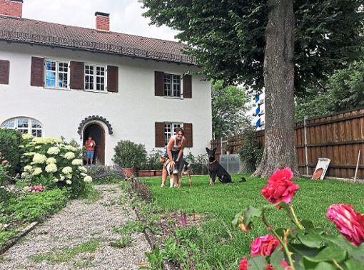 Der Hof der Familie Oberfranz steht seit 100 Jahren in Daglfing, neben dem Maibaum. Schon ein paar Meter weiter beginnt das Planungsgebiet.