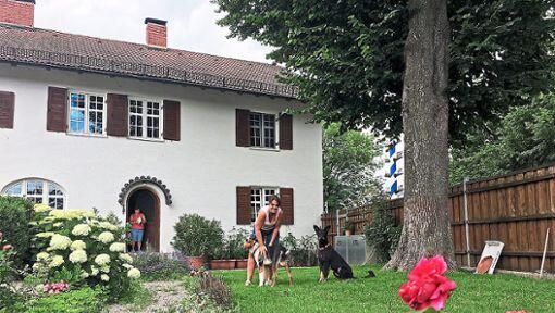 Der Hof der Familie Oberfranz steht seit 100 Jahren in Daglfing, neben dem Maibaum. Schon ein paar Meter weiter beginnt das Planungsgebiet. Der Hof der Familie Oberfranz steht seit 100 Jahren in Daglfing, neben dem Maibaum. Schon ein paar Meter weiter beginnt das Planungsgebiet.