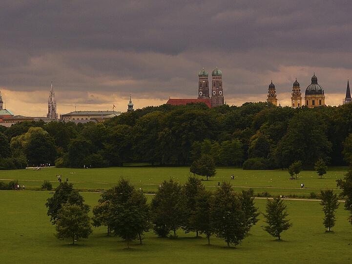 Im Englischen Garten dämmert es.