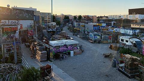 Blick auf das Kulturzentrum Bahnwärter Thiel: Zwischen den alten Containern, U-Bahn- und Trambahnwagen entstehen die Ateliers.
