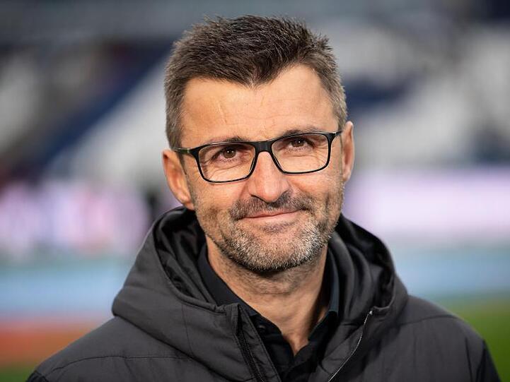 Michael Köllner ist vor dem Spiel im Stadion. Foto: Swen Pförtner/Archiv