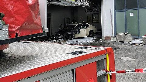 Die Decke der Durchfahrt musste für die Löscharbeiten teils geöffnet werden.