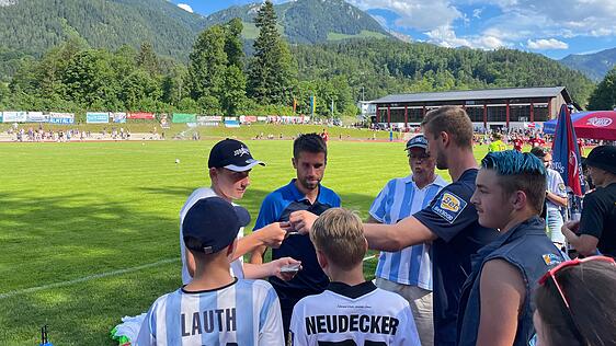 Beliebte Fotomotive in der Halbzeitpause. Marco Hiller und Stefan Lex stehen in Schönau bereit für die Fans. 