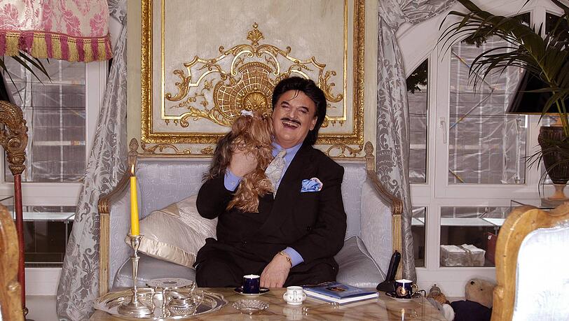 So haben ihn die &auml;lteren M&uuml;nchner in Erinnerung: "Modezar" Rudolph Moshammer mit Scho&szlig;h&uuml;ndchen Daisy.