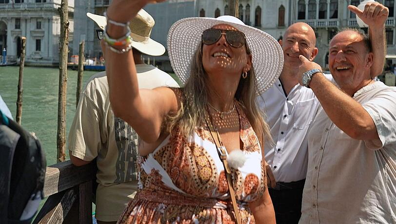 Ist er's oder ist er's nicht? Nicole und Sascha (rechts) Fingerhuth glauben zu träumen, als mitten in Venedig plötzlich Jeff Bezos (Mitte) vor ihnen steht. Und, tja, es ist auch nur ein Traum. Denn es ist nur ein Doppelgänger. Ist er's oder ist er's nicht? Nicole und Sascha (rechts) Fingerhuth glauben zu träumen, als mitten in Venedig plötzlich Jeff Bezos (Mitte) vor ihnen steht. Und, tja, es ist auch nur ein Traum. Denn es ist nur ein Doppelgänger.