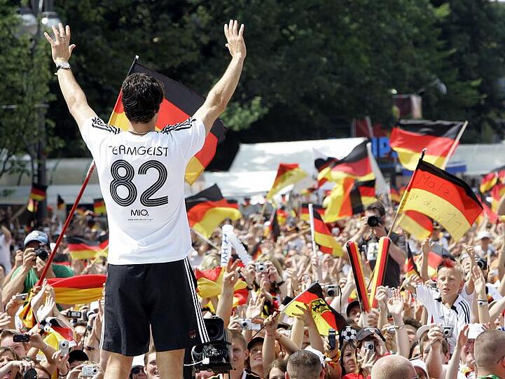 2006: Michael Ballack umjubelt von den tausenden Fans am Brandenburger Tor