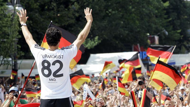 2006: Michael Ballack umjubelt von den tausenden Fans am Brandenburger Tor 2006: Michael Ballack umjubelt von den tausenden Fans am Brandenburger Tor