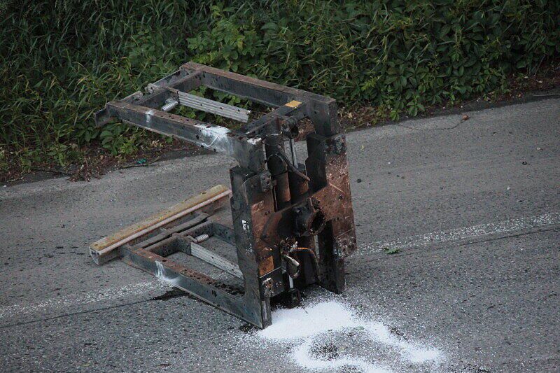 Bei Mühldorf ist ein Lkw mit Ladekran gegen eine Brücke gekracht. Der Kran wurde dabei aus der Verankerung gerissen und landete auf der Straße. Die Bilder.