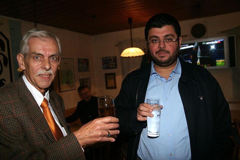 Präsident Schneider und Investor Ismaik stoßen mit einem Glas Wasser an.