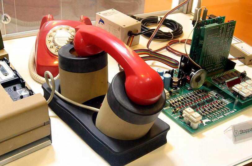 In den Zeiten vor Modem und WLAN kam man nur mit solchen klobigen Akkustikkopplern ins Internet
