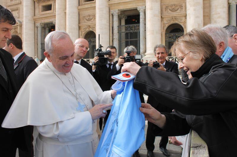 Jutta Schnell, Fanbeauftragte der Löwen, überreichte am Mittwoch im Rahmen der Generalaudienz dem Papst ein Löwen-Trikot. Die Bilder!