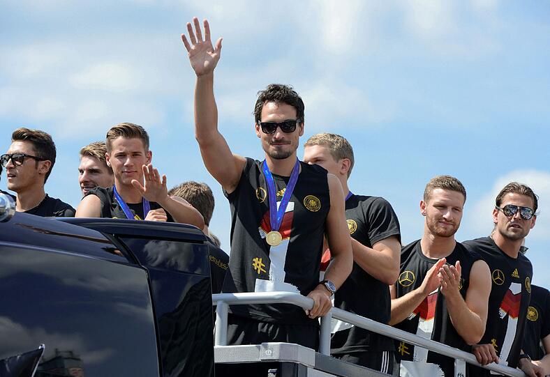 Der DFB-Bus auf dem Weg zur Fanmeile am Brandenburger Tor.