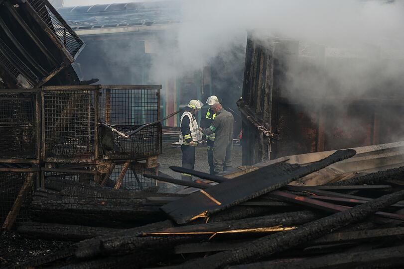 Bei einem Brand in einem Holzlager in Franken waren etwa 200 Einsatzkräfte im Einsatz.