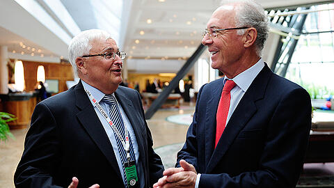 Ein Bild aus harmonischeren Tagen: Theo Zwanziger und Franz Beckenbauer (r.)
