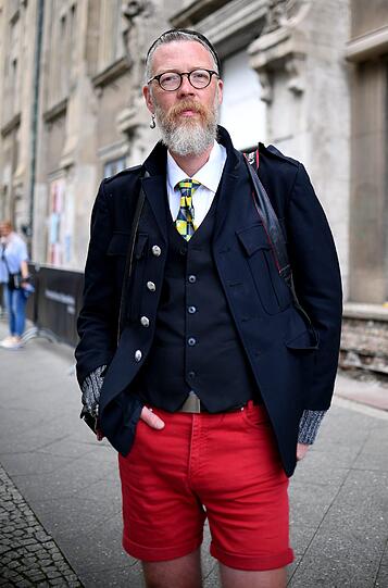 Stefan Föge-Riekenberg kommt in Sakko und Shorts