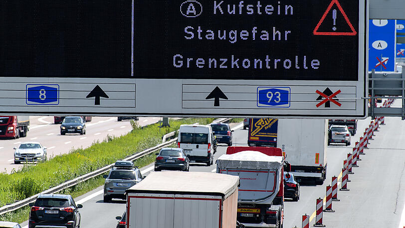 Dichter Verkehr schiebt sich kurz vor der Auffahrt zur A93 in Fahrtrichtung Österreich am Autobahndreieck Inntal über die A8. Für fünf Tage finden in Österreich an Grenzübergängen zu Italien und Deutschland Einreisekontrollen statt.
