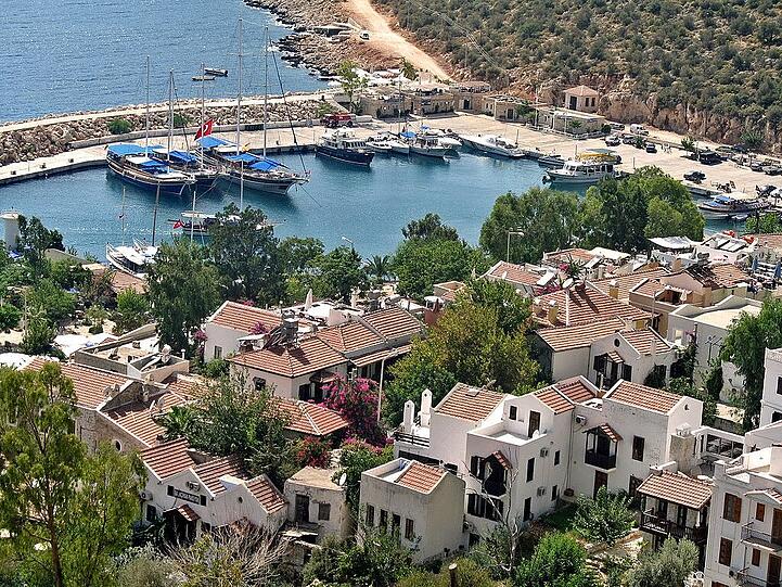 Blick auf das malerische Künstlerdorf Kalkan mit seinem kleinen Hafen.