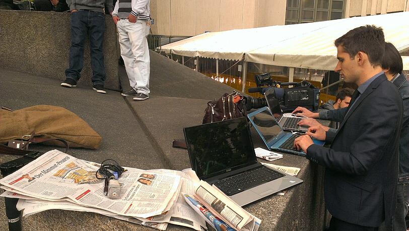 Bilder vom Prozess-Auftakt: Journalisten bei der Arbeit - mit der Abendzeitung.
