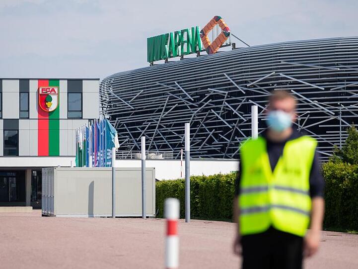 Vor dem Stadion in Augsburg ließen sich keine Fans blicken.