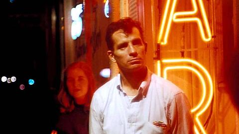 Jack Kerouac mit seiner damaligen Freundin Joyce Johnson (im Hintergrund) zur Zeit der Veröffentlichung von "On the Road" 1957.