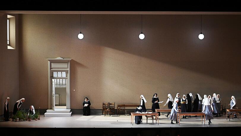 Die Bühne in "Suor Angelica". Die Bühne in "Suor Angelica".
