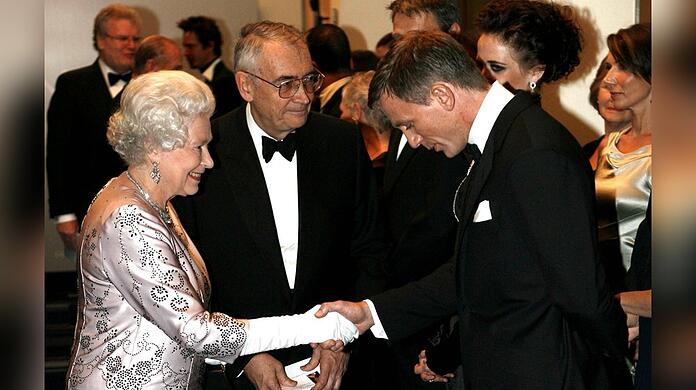 Daniel Craig traf die Queen anlässlich der Premiere seines ersten "Bond"-Films im Jahr 2006.