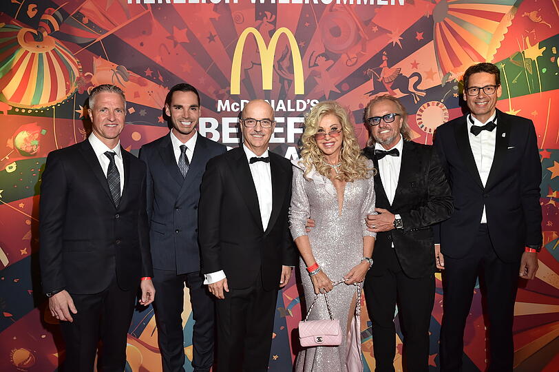 Posierten für ein Gruppenbild: Ralf Schumacher und Freund Étienne Bousquet-Cassagne, Mario Federico, Carmen Geiss und Ehemann Robert Geiss sowie Adrian Köstler.
