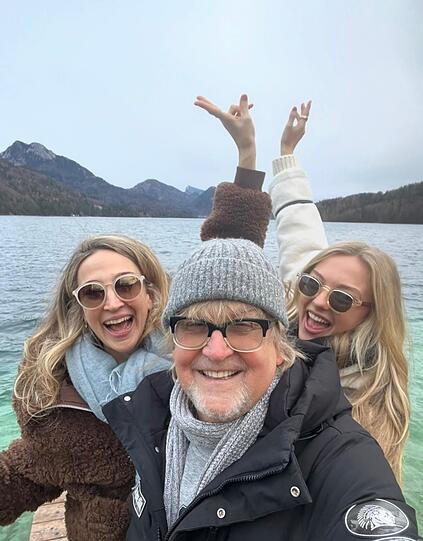 Martin Krug mit seinen T&ouml;chtern Lilly Krug (r.) und Annabelle Ender. Obwohl zwischen den Schwestern 14 Jahre liegen, seien die beiden ein Herz und eine Seele, so der Filmproduzent.