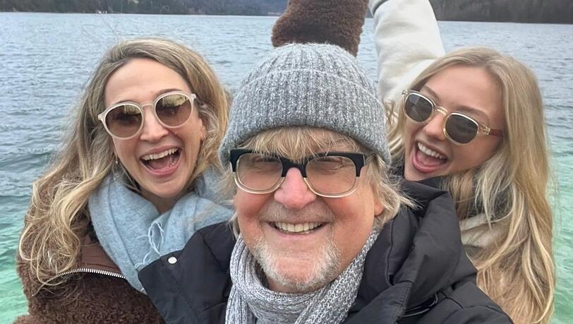 Martin Krug mit seinen T&ouml;chtern Lilly Krug (r.) und Annabelle Ender. Obwohl zwischen den Schwestern 14 Jahre liegen, seien die beiden ein Herz und eine Seele, so der Filmproduzent.