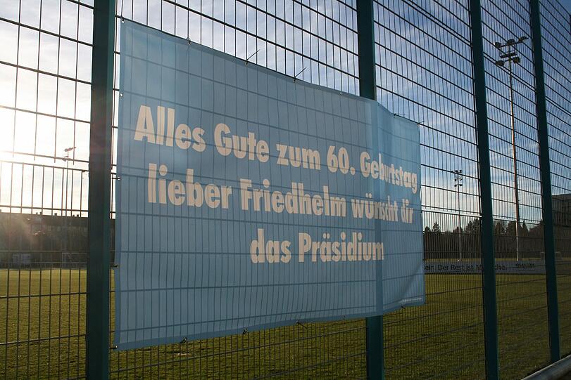 Das Banner am Trainingsgelände: Das Präsidium gratuliert Funkel.
