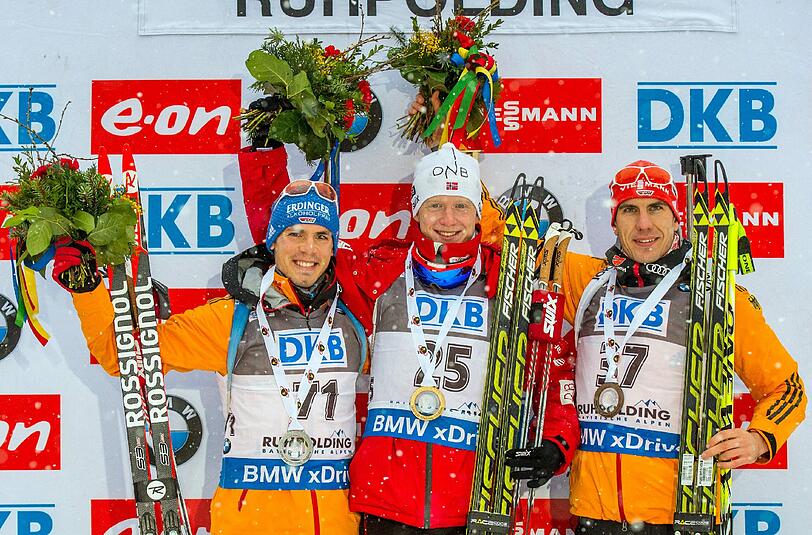 Die deutschen Biathleten Simon Schempp (l, Platz 2) und Arnd Peiffer (r, Platz 3) freuen sich beim Biathlon-Weltcup in der Chiemgau Arena in Ruhpolding (Bayern) nach dem 10 km Sprint der Männer zusammen mit Johannes Thingnes Boe (Platz 1) über ihre Platzierungen.