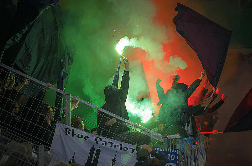 27. Oktober 2015: Löwen-Fans zünden vor dem Anpfiff des Zweitrunden-Pokalspiels beim 1. FSV Mainz 05 Rauchbomben und Pyrotechnik.