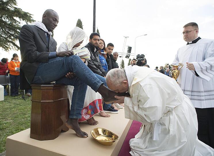 Papst Franziskus bei der Fußwaschung am Gründonnerstag.