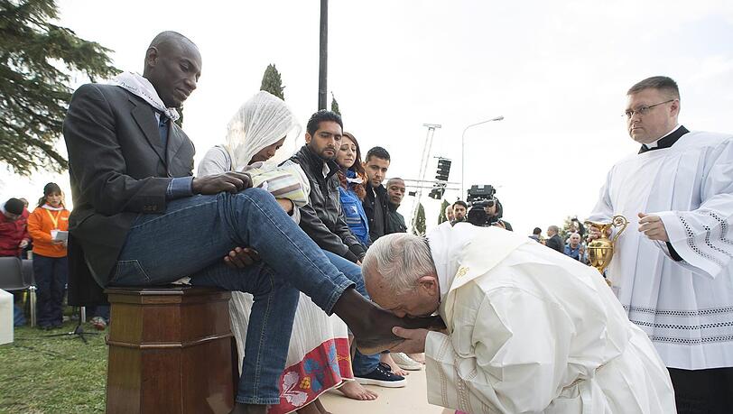 Papst Franziskus bei der Fußwaschung am Gründonnerstag. Papst Franziskus bei der Fußwaschung am Gründonnerstag.