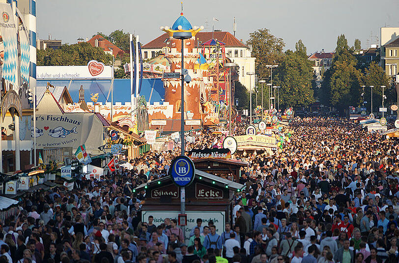 Auf der Festwiese ist es das gewohnte Bild: viele Menschen drängen sich.